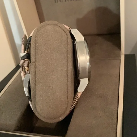 BURBERRY Watch - Picture 9 of 14